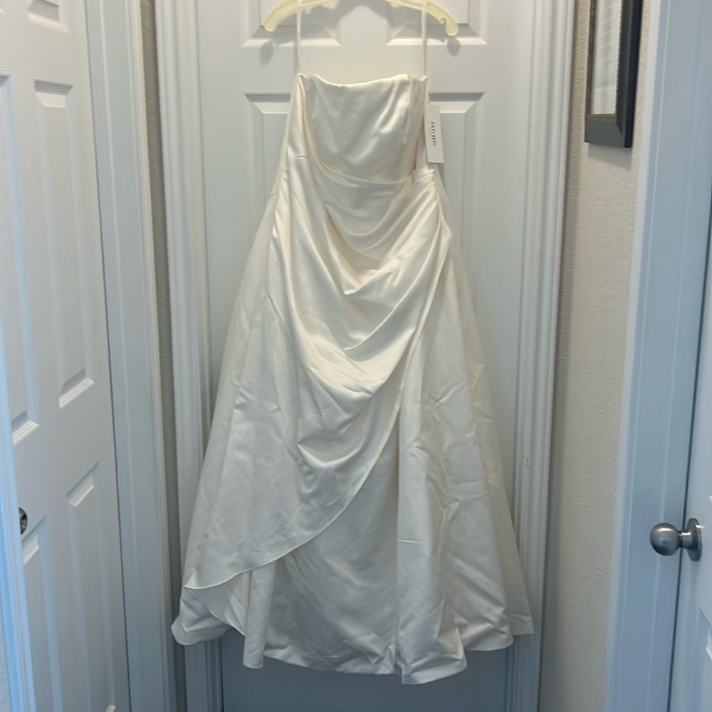 NWT classic ivory wedding gown